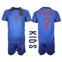 Nederländerna Steven Bergwijn #7 Replika babykläder Bortaställ Barn VM 2022 Kortärmad (+ korta byxor)